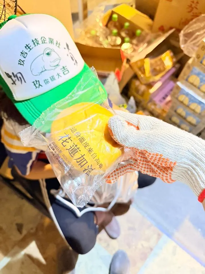 律師李怡貞到災區幫忙整理物資。翻攝「女人大律師李怡貞」臉書