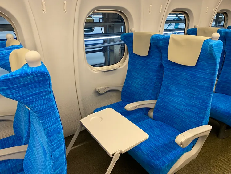 標準車廂座椅採用「下沉式座椅」椅背及椅面採連動設計。莊偉祺攝