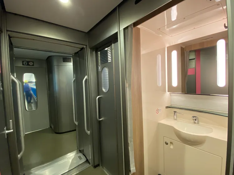 除了廁所內就有小型洗手設備，較大的洗手台則另設置，可拉上窗簾變成化妝空間。莊偉祺攝