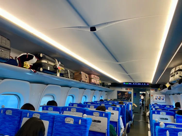 加大的座位上方行李空間最大可放進28吋行李箱。莊偉祺攝