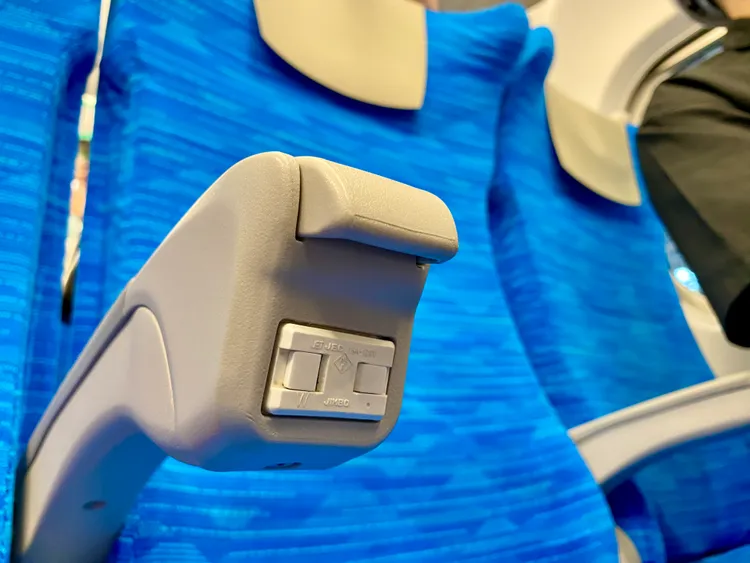 N700ST所有車廂座椅扶手前方都將配備110V插座及保護滑蓋。