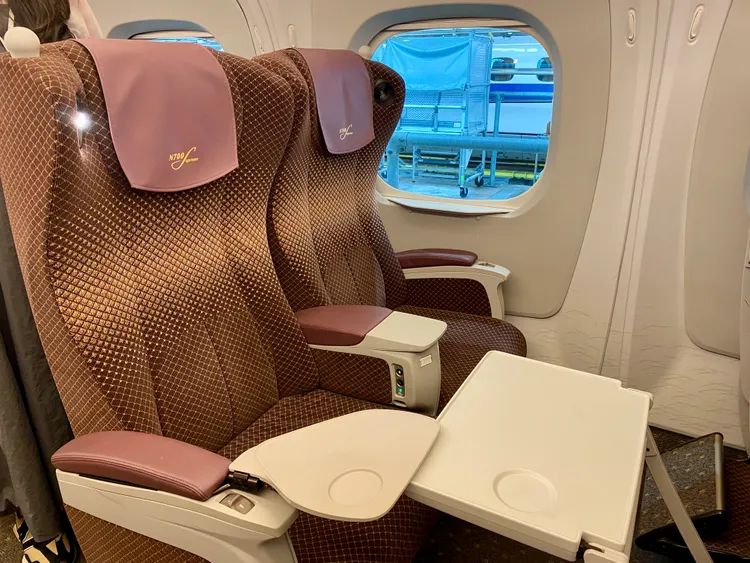 高鐵新列車商務車廂座椅將由紫色改為褐色，並可同時使用兩個大小桌面。莊偉祺攝