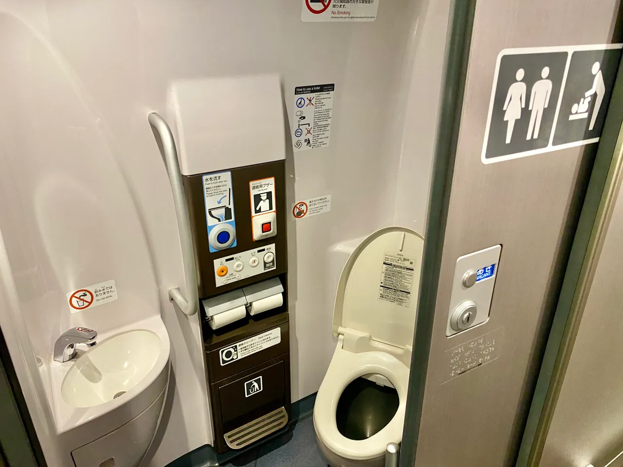 未来N700ST列车上男女厕所将增设为免治马桶。庄伟祺摄