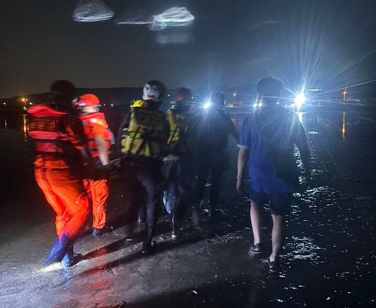 6旬婦情緒不穩！深夜獨自走入海中　警消即時救援挽回一命
