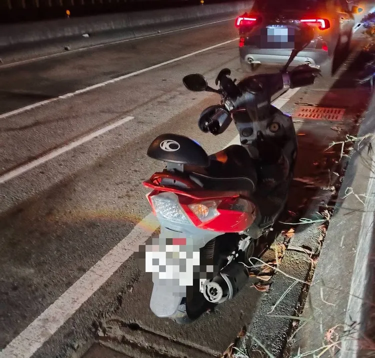 婦人騎乘機車停放岸邊。新竹市消防局提供