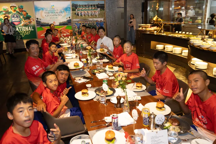 東園少棒隊凱旋返國，勇奪2025威廉波特世界少棒賽總冠軍。北市府提供