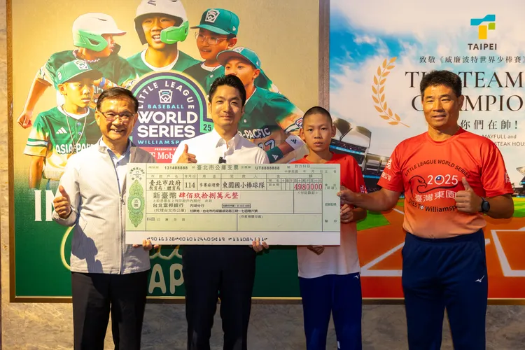 蔣萬安宣布加碼498萬元訓練獎勵，現場與小球員互動合影。北市府提供