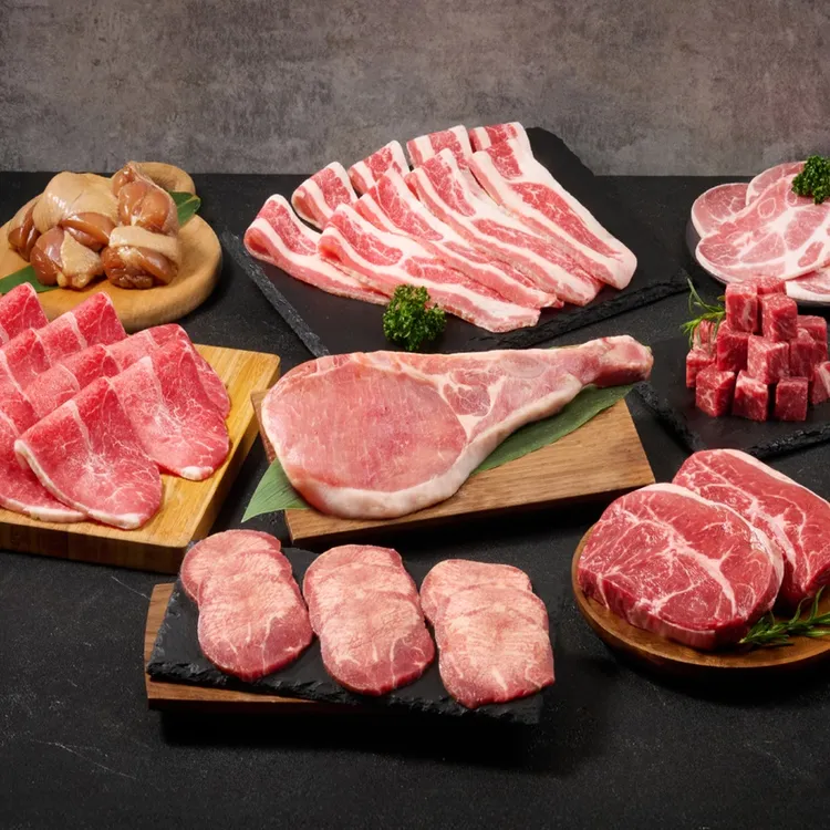 肉次方強擊爆嗑燒肉組內含美國嫩肩里肌原塊牛排、厚切戰斧豬排等牛豬豪華雙拼，結合獨家居酒屋調味，每一口都很享受。王品集團提供