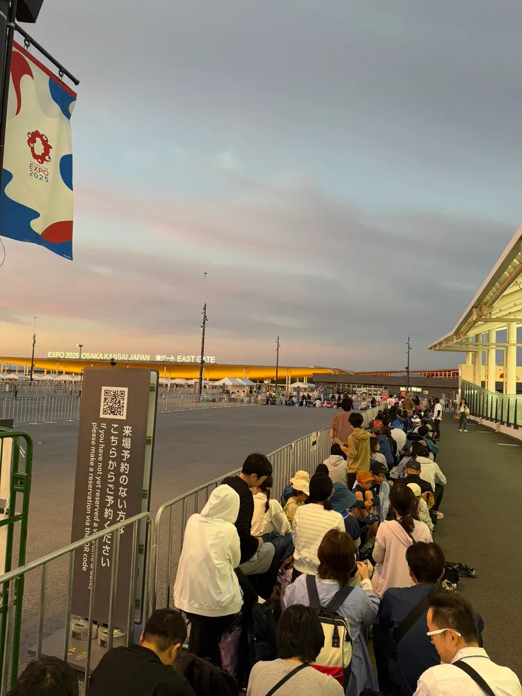 民眾還沒天亮就排隊兌換當日入場券。翻攝自X