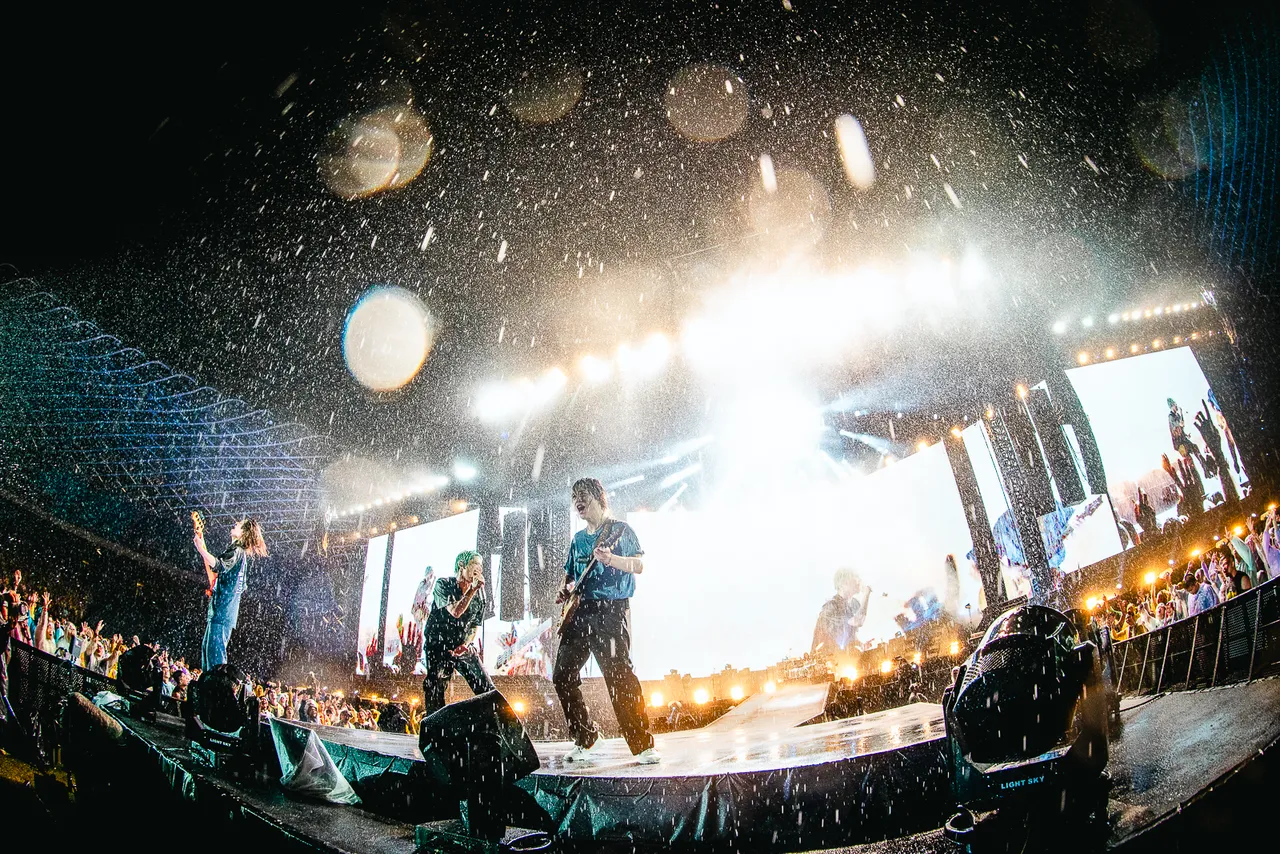 ONE OK ROCK去年9月不畏风雨登上高雄世运主场馆,以1.78亿元台币,登基日星票房冠军。Photo by Rui Hashimoto