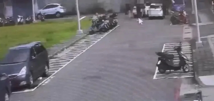 嫌犯在得手後乘車離去。翻攝畫面