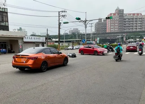 男大生骑车突由路边横穿路口 绿灯直行车反应不及当场撞翻