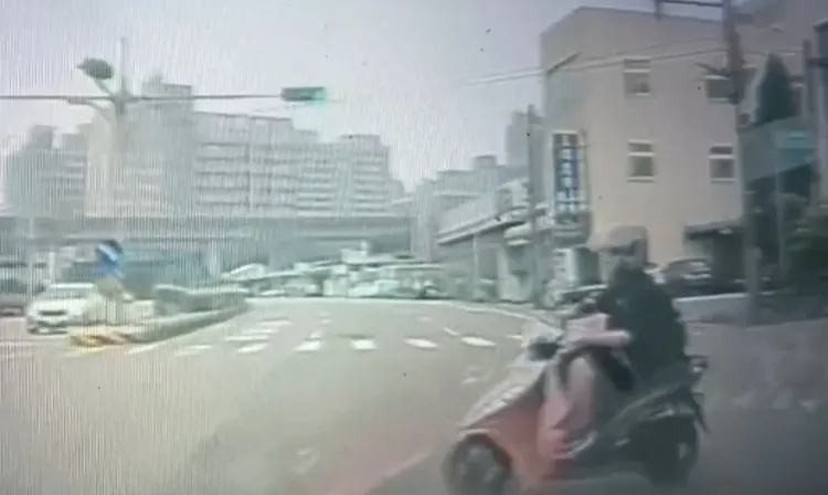 男大生突由路邊竄出橫穿路。翻攝threads