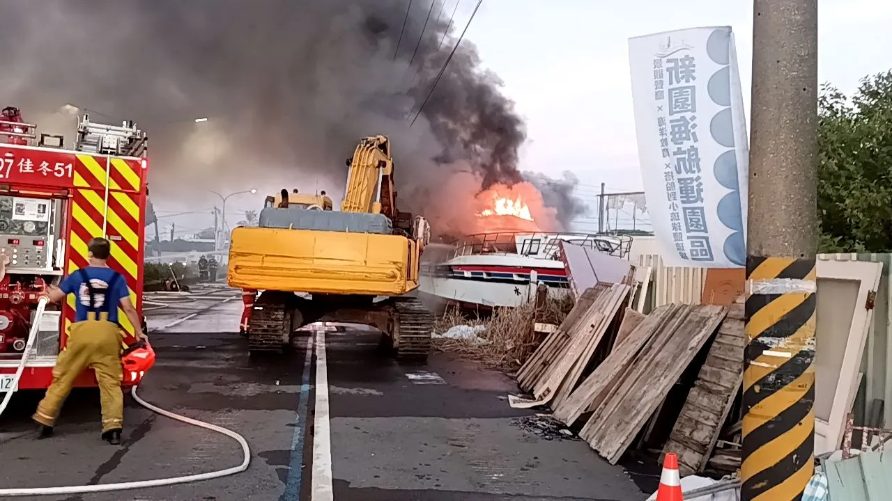 游艇起火疑遭纵火,警方调查中。翻摄画面