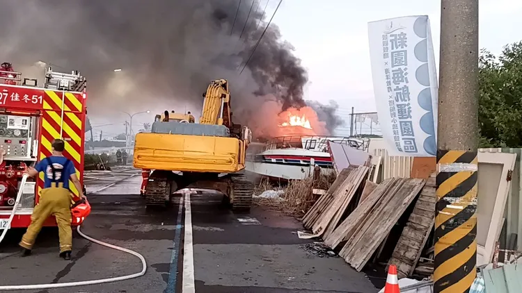 遊艇起火疑遭縱火，警方調查中。翻攝畫面