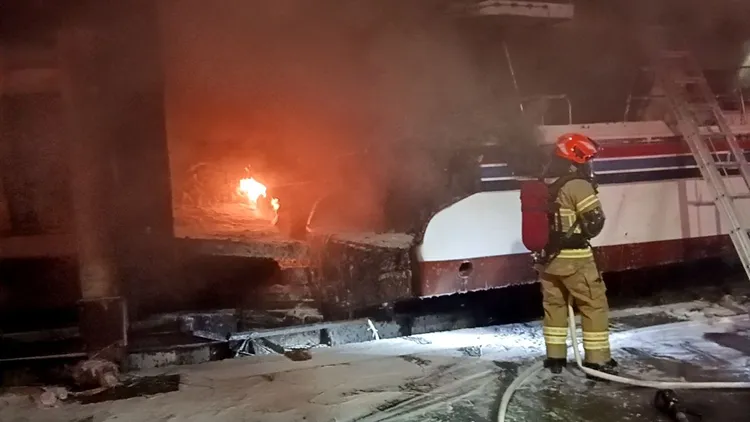 遊艇起火疑遭縱火，警方調查中。翻攝畫面