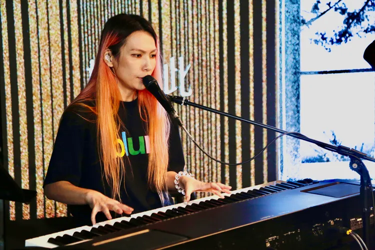 Tizzy Bac惠婷。聲音藏在提供