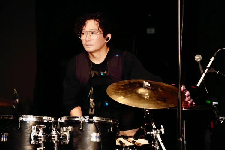 Tizzy Bac鼓手前源親自穿上工研院研發的「5G共感穿戴裝置」。聲音藏在提供