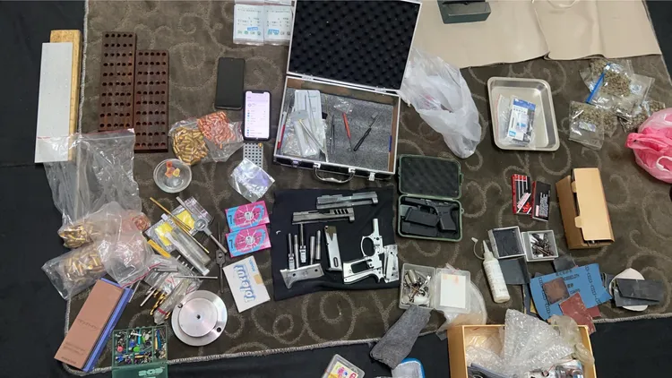 警方起出改造手槍槍身、子彈、改造工具一批。民眾提供