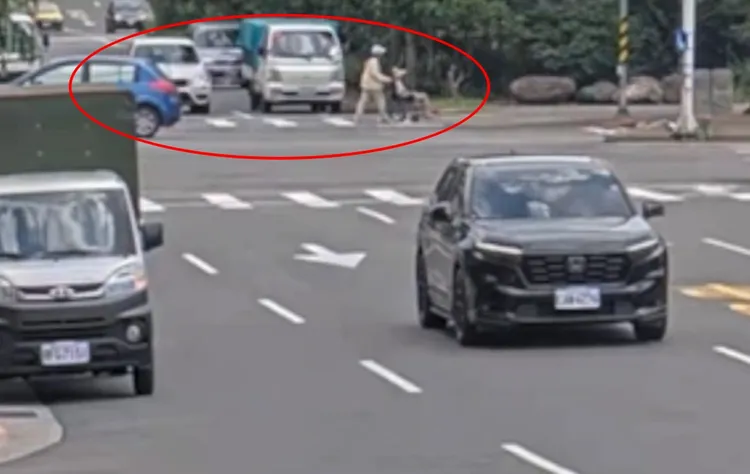 車禍發生前，行人穿越道才有人推著輪椅經過。警方提供