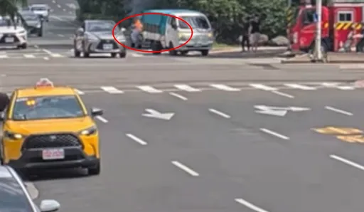 北市辛亥路小客车追撞货车 起火燃烧!疑驾驶精神不济酿祸