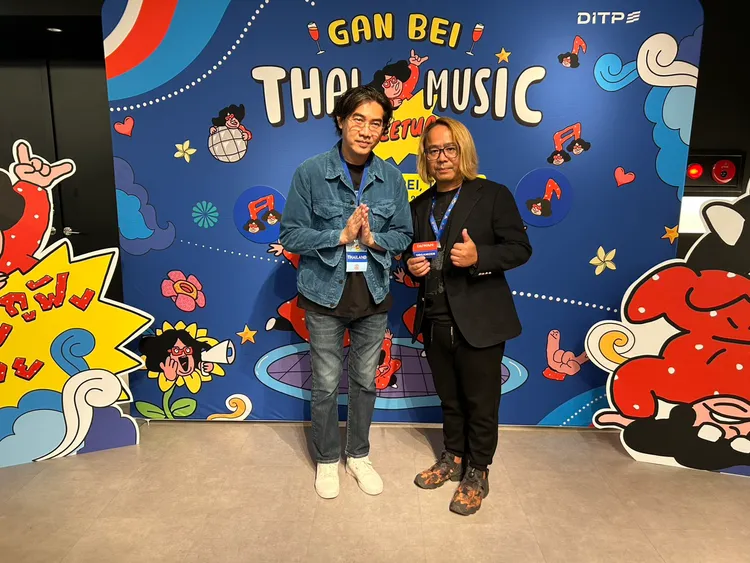 THACCA泰國音樂產業協會代表Mr. Pongnarin Ulice（左）、浮現祭創辦人老諾互相交流。陳薇安攝