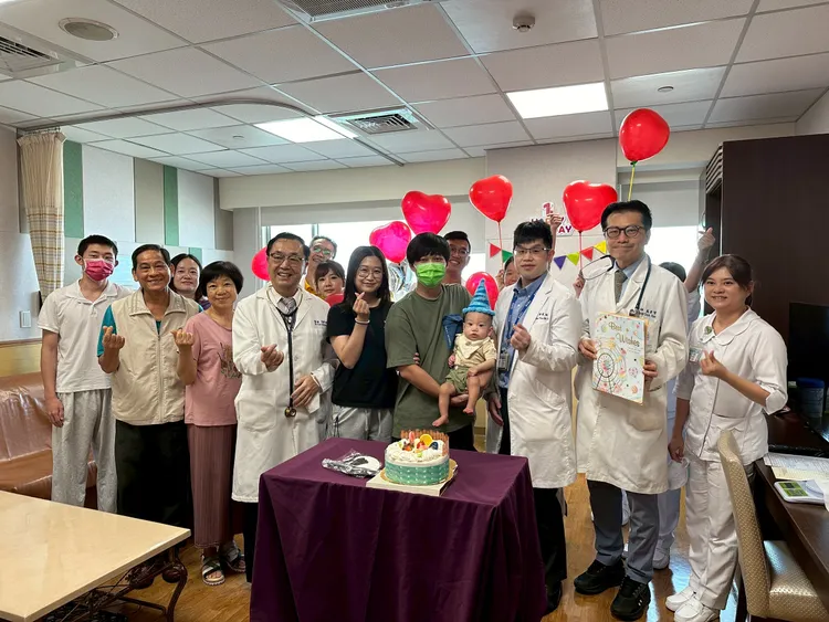 醫療團隊與家屬齊聚病房為周歲生日男嬰獻上祝福。童醫院提供