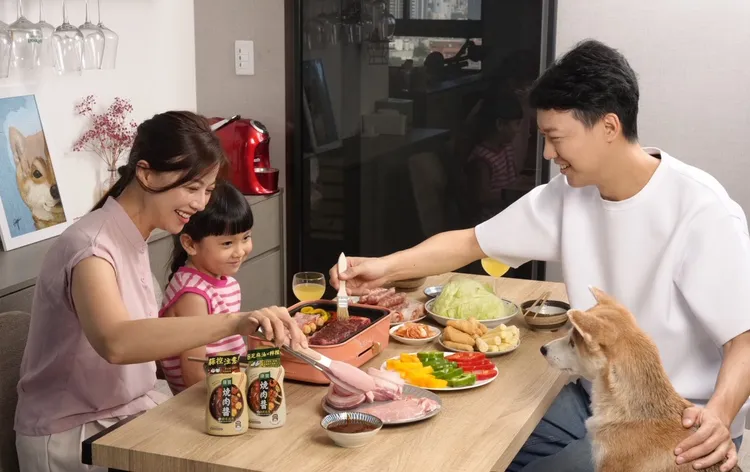 中秋節一家人在家烤肉，想烤出好吃的肉，除了考驗技術，使用的醬料也是關鍵。