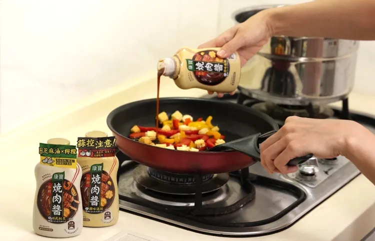 【康寶燒肉醬】除了是中秋烤肉的好物，也是媽媽們用來料理美味的好幫手。