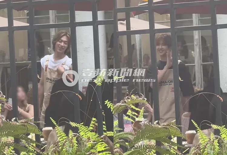 82MAJOR今天擔任咖啡廳一日店員，朴晳浚（左圖）、南誠模送餐給粉絲。陳薇安攝