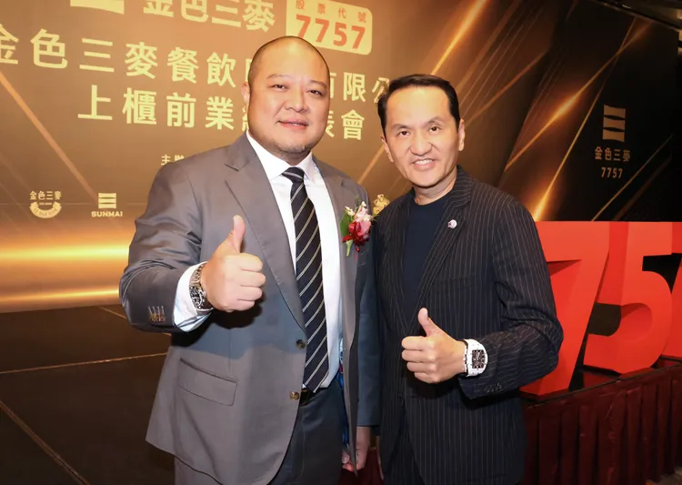 金色三麥董事長葉冠廷（左）與愛爾麗董事長常如山（右）於發表會上合影，展現企業交流互動。莊宗達攝