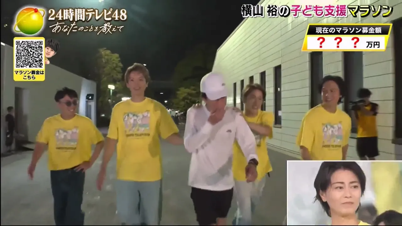 「SUPER EIGHT」安田章大(左起)、大仓忠义、丸山隆平(右起)、村上信五到会场外迎接横山裕,鼓励他跑完最后一公里。翻摄24小时电视