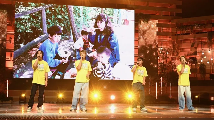 「SUPER EIGHT」團員替橫山裕唱出思母之情，背後大螢幕播放橫山裕與媽媽、兩個弟弟的合照。翻攝24小時電視官網
