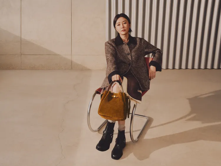 品牌代言人秦嵐以成熟都會風演繹ROMY麂皮水桶包。品牌提供