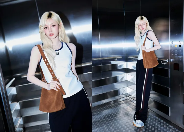 宋雨琦則是藉由日常活力造型示範ROMY麂皮水桶包的百搭性。品牌提供