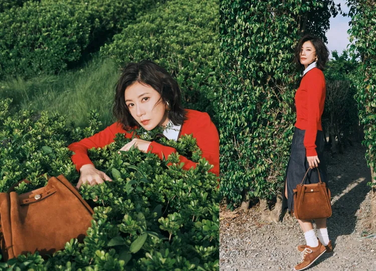 賈靜雯換上拼色上衣、牛仔半身裙，搭配ROMY麂皮水桶包。品牌提供