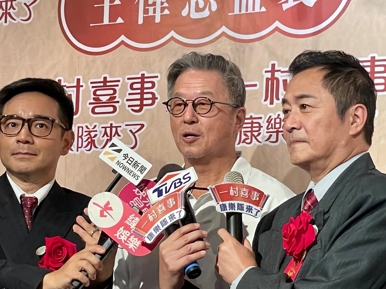 王伟忠(中)透露小S将为金钟奖盛装出席,为大S好好面对未来。王郁惠摄