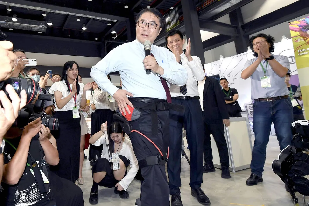 工研院衍生新创的福宝科技所研发之外骨骼机器人,适用脊椎完全损伤患者,协助伤友重获行走的能力,台南市市长黄伟哲现场也穿戴外骨骼机器人,称赞技术协助行动更省力,让长者老有所依。工研院提供