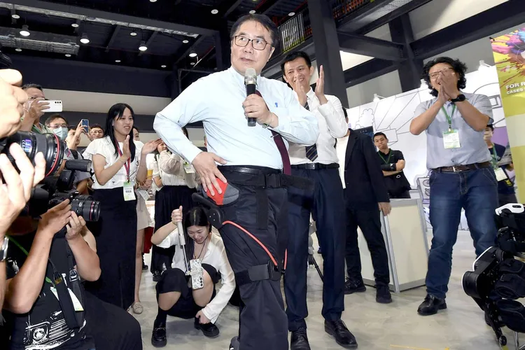 工研院衍生新創的福寶科技所研發之外骨骼機器人，適用脊椎完全損傷患者，協助傷友重獲行走的能力，臺南市市長黃偉哲現場也穿戴外骨骼機器人，稱讚技術協助行動更省力，讓長者老有所依。工研院提供