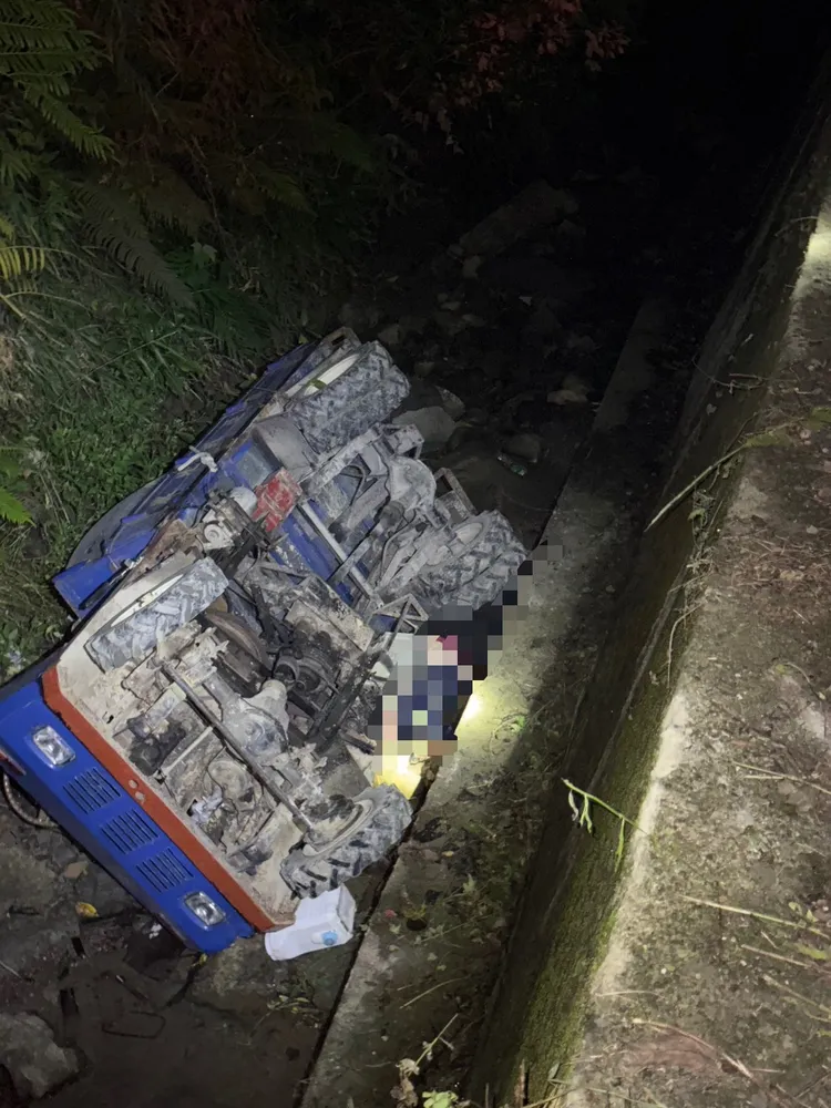 謝妻等不到丈夫吃晚餐，出外尋找發現他翻車慘死。民眾提供