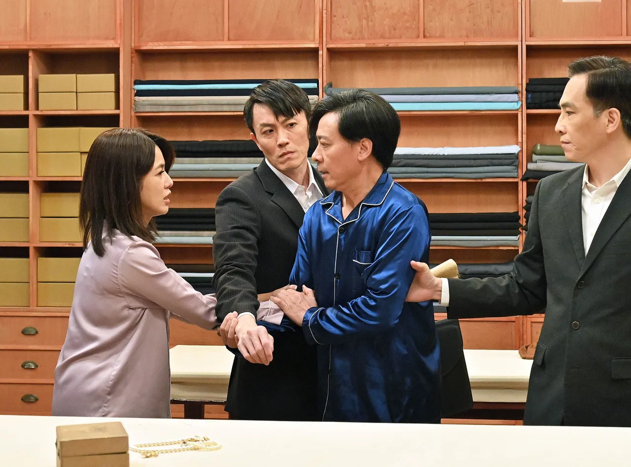 尹昭德(右2)角色受到委屈,表示自己內心很難承受。台視提供