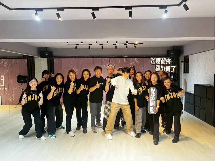 蕭敬騰（中）、胡瓜與各界高手比拚。《下面一位》提供