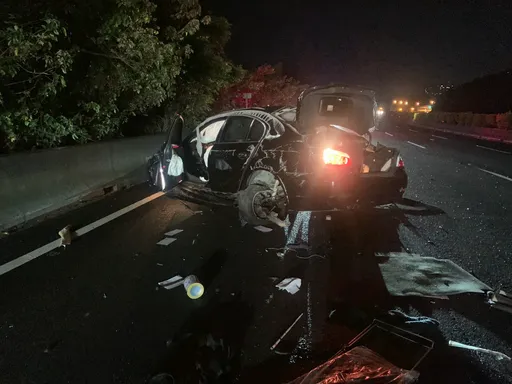 国3小客车自撞护栏!车身几乎解体 命大肇事者竟落跑了