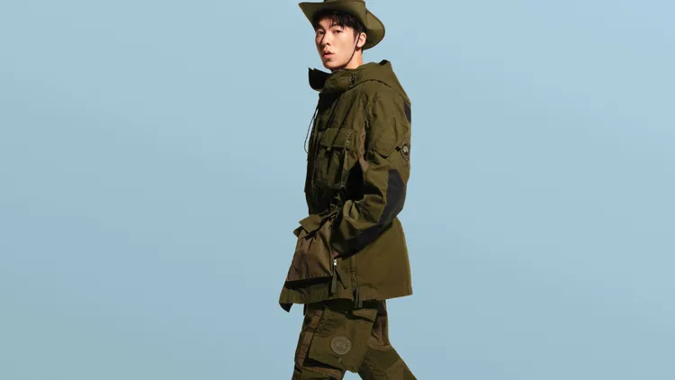 許光漢以The Valor Parka派克大衣搭配搭配The Edge Pant工裝褲。品牌提供