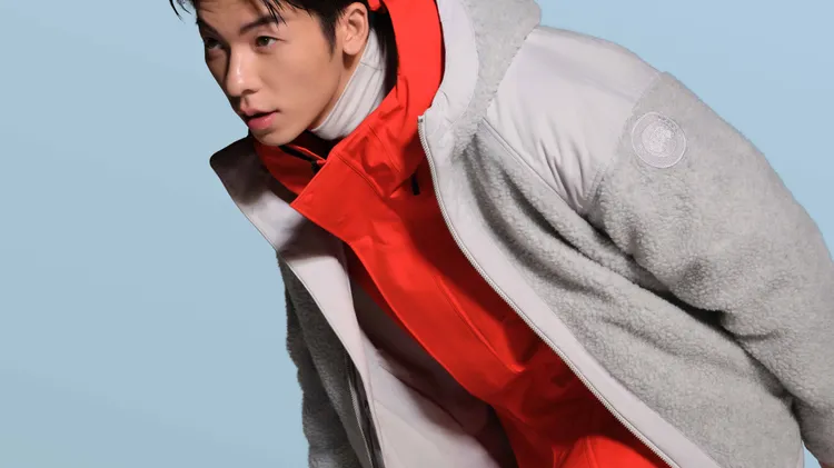 許光漢穿著Alberni雙面羊毛抓絨飛行員外套帥氣演繹戶外風格。品牌提供