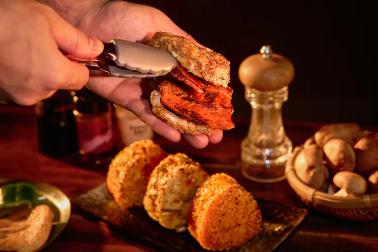 將肉片夾入烤飯糰中取代傳統吐司，不僅能讓米香與肉香交織出豐富層次，飽足感也大幅提升。業者提供