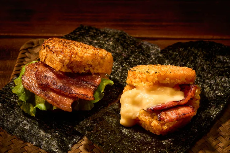 炭火融化起司條搭配烤飯糰，成為社群打卡的吸睛亮點。以烤海苔片包覆烤飯糰，創造風味滿點的全新日式風味體驗。業者提供