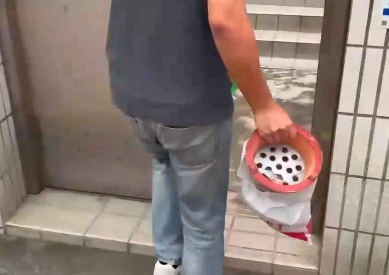 柯妈请人买了火炉和木炭要让柯文哲回家时过火炉去霉气。翻摄画面