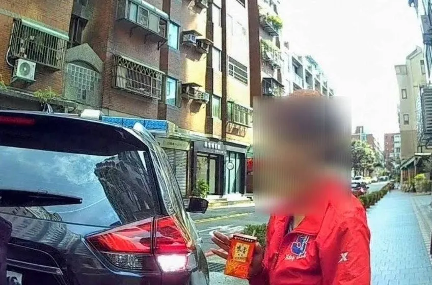 警员买来含糖饮料供妇人补充体力。桃园警分局提供