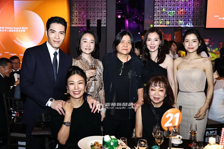 蕭敬騰（左起）、Summer、單雅文、寬姐、曾馨瑩、王陳彩霞和錢安琪在活動會場合照。讀者提供